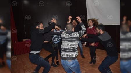  Farkl meslek gruplar tiyatroyla bulutu