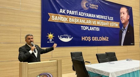 Depremde halk kaderine terk eden akp iktidarnn adaylarndan Mustafa Alkay oy istemek iin toplantlar dzenliyor  